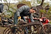 American Pickers Season1 EP Frank's Gamble, American Pickers Die Troedelsammler Staffel1 EP Auf dem Schrottplatz
Mike Wolfe examines some old bikes..