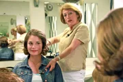 Friseurin Christine Zauner (r) hat Reporterin Cathrin Leopold den Look der 70er Jahre gestylt.