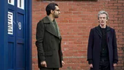 Der Doctor (Peter Capaldi) und Bennett (Arsher Ali, l)