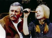 Janna (Agnieszka Krukówna) und der Großvater (Krzysztof Kowalewski) auf dem Dach des Hauses, von dem aus sie das ganze Dorf beobachten können.