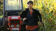 Für Anne (Henriette Richter-Röhl) beginnt eine schwere Zeit auf dem Weingut Wader.