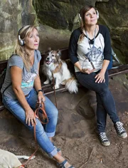 Moderatorin Simone Sombecki und Inga Sprünken, Hundebuchautorin, machen eine Audiotour in der Teufelsschlucht.