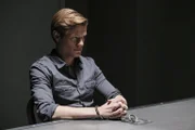 Als eine Leiche in einem vom MacGyver (Lucas Till) gesprengten Gebäude gefunden wird, steht er unter Terrorismusverdacht ...