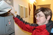 Andrea M. steht sechs Tage die Woche um 3:00 Uhr morgens auf und geht um 3:30 Uhr aus dem Haus, um dann bis 6:00 Uhr Zeitungen auszutragen.