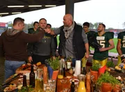 Möge der Bessere gewinnen: Stefan Wiertz (vorne r.) tritt gegen André und dessen Kumpel Jens an ...