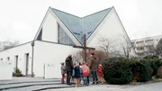 Kinder vor einer Kirche