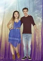 Princess Astral (Esther Zynn) und Devon (Taylor Adams)