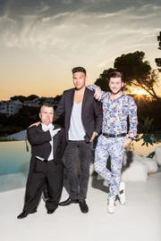 Kay One (Mitte) mit seinem guten Freund und Stylist "Goldpinsel" (alias It-Boy Kaan Ertugrul, re.) und sein Butler "Kay Two" (li.)