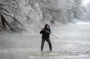 Christoph (Dieter Bach) versucht verzweifelt, einen Fisch zu fangen.