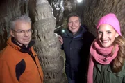 v.l.: Chemiker Hardy Schabdach und die "Xenius"-Moderatoren Caro und Gunnar in der Binghöhle in der Fränkischen Schweiz