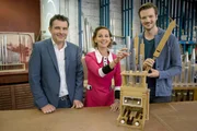 Dieses kleine Orgelmodell mit zwei Registern haben Meisterschüler in der Orgelwerkstatt von Philipp C. A. Klais (li.) gebaut. Die "Xenius"-Moderatoren Emilie und Adrian lassen sich erklären, wie es funktioniert.