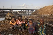 Für diese Kinder ist der Slum ihre Heimat. Lagos ist die am schnellsten wachsende Stadt der Welt und hat dadurch mit ganz eigenen Problemen zu kämpfen ...
