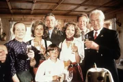 Pankraz (Walther Reyer, r.) feiert seinen Geburtstag im Kreise seiner Verwandten und Freunde.