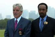 Der erste gemeinsame Fall der beiden Detectives Green (Jesse L. Martin, re.) und Fontana (Dennis Farina) führt die Ermittler in das Reserve-Regiment der Army. Offensichtlich haben sich die Soldaten dieser Einheit der Folterung irakischer Häftlinge schuldig gemacht und müssen nun um ihr Leben fürchten.