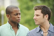 Während Gus (Dulé Hill) an Pater Westleys Theorie, dass das Selbstmordopfer von Dämonen besessen war, glaubt, ist Shawn (James Roday) skeptisch.