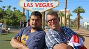 Schlagersänger Dennis (26, re.) reist nach Amerika, um hier seinen Kumpel Elvis (31, li.) zu überraschen – mit unglaublichen Neuigkeiten! Die beiden Busenfreunde machen einen Roadtripp nach Las Vegas.
