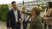 Die eifersüchtige Babsi gibt ihrem Freund Jochen eine schallende Ohrfeige, als sie ihn mit einer Arbeitskollegin sieht..
