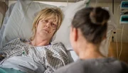 Zwei verletzte Seelen: Ann (Charlie Murphy, r.) am Bett von Catherine (Sarah Lancashire).