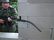 Speziell für den Häuserkampf entwickelten deutsche Ingenieure einen Sturmgewehraufsatz, mit dem es möglich war, um Ecken herum zu schießen. (Reenactment)