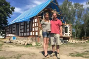 Ramona und Thomas Schubert vor ihrer zukünftigen Landpension in Neulietzegöricke.