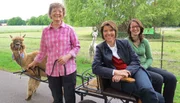 Bettina Böttinger (M) zu Besuch bei Angelika und Elisabeth (r) Freitag. Die Freitags betreiben im Münsterland eine Alpakazucht mit 200 Tieren.