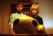Zwei Handys fźr eins - das Angebot gilt nur bis morgen. Vielleicht kšnnen sich Lenny (li. Christian Kulick) und Jakob (re. Maximilian Wagner) heimlich was aus Paulas Sparschwein borgen?
© ZDF/Kinderfilm GmbH - Honorarfrei nur im Zusammenhang mit genannter Sendung und bei Nennung "Bild: ZDF/Kinderfilm GmbH". Andere Verwendung nur nach Absprache. KI.KA, Marketing & Kommunikation, Tel: 0361/218-1826, Fax: -1831