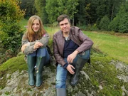 Die "X:enius"-Moderatoren Caro und Gunnar im grünen Blumenparadies