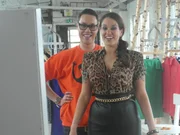 Die 33- jährige Zoe (r.) lebt noch bei ihren Eltern und hatte noch nie eine lange Beziehung. Kann Stylist Gok Wan (l.) ihr helfen, die große Liebe Mithilfe eines neuen Looks zu finden?