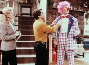 Tony (Tony Danza, M.) engagiert sogar einen Clown (Ryan Stiles, r.) für Billys Geburtstagsparty.