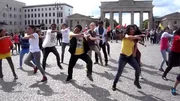 Bollywood Dance Flashmob Brandenburger Tor Berlin.