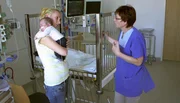 Die Case-Managerin aus dem Olgahospital hilft der Mutter des kleinen schwerkranken Irfan zu Hause klar zu kommen.