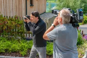 Moderator Martin Traxl und Kameramann Heribert Senegacnik vor den "Regitnig Chalets" am Weissensee.
