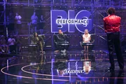 Das Panel mit Motsi Mabuse (l.), Guido Maria Kretschmer und Michelle Hunziker rätselt welcher Star sich unter der Maske von Tom Jones verbirgt?