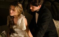 L-R: Alicia Alarcón (Amaia Salamanca) und Julio Olmedo (Yon González) L-R: Alicia Alarcón (Amaia Salamanca) und Julio Olmedo (Yon González)