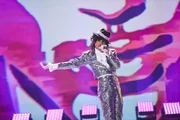 Prince bei seinem Duell-Auftritt. Welcher Star verbirgt sich unter seiner Maske?