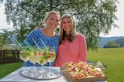 Jutta Braun und ihre Tochter Sandrine (links) freuen sich auf die Ankunft der Gäste.