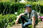 Matthias in seinem großen Garten - auch hier fehlt ihm seine Frau