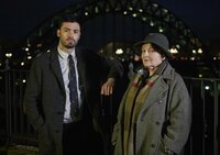 Joe Ashworth (David Leon, l.); Vera Stanhope (Brenda Blethyn, r.) Joe Ashworth (David Leon, l.); Vera Stanhope (Brenda Blethyn, r.)