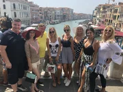 (v.l.n.r.) Wülli; unbekannt; Lugner; unbekannt; Simona; Sonja; Nina; Dani