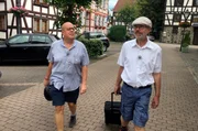 Jochen Werner (li.) und Hans-Joachim Schmidt aus Darmstadt auf dem Marktplatz in Schotten im Vogelsberg.