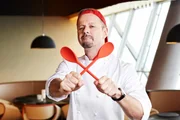 Titel: Mein Lokal, Dein Lokal;
Person: Andreas C. Studer;
Copyright: kabel eins/ Stefan Hobmaier;
Fotograf: Stefan Hobmaier;
Bildredakteur: Eva Fleischmann;
Dateiname: 1214316.jpg;
: fuer redaktionelle Zwecke und nur im Rahmen der Programmankuendigung verwendet werden. Spaetere Veroeffentlichungen sind nur nach Ruecksprache und ausdruecklicher Genehmigung der ProSiebenSat1 TV Deutschland GmbH moeglich. Nicht fuer EPG! Verwendung nur mit vollstaendigem Copyrightvermerk. Das Foto darf nicht veraendert, bearbeitet und nur im Ganzen verwendet werden. Es darf nicht archiviert werden. Es darf nicht an Dritte weitergeleitet werden. Bei Fragen: foto@prosiebensat1.com Voraussetzung fuer die Verwendung dieser Programmdaten ist die Zustimmung zu den Allgemeinen Geschaeftsbedingungen der Presselounges der Sender der ProSiebenSat.1 Media SE.;