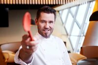 Titel: Mein Lokal, Dein Lokal;
Person: Mike Süsser;
Copyright: kabel eins/ Stefan Hobmaier;
Fotograf: Stefan Hobmaier;
Bildredakteur: Eva Fleischmann;
Dateiname: 1214321.jpg;
: fuer redaktionelle Zwecke und nur im Rahmen der Programmankuendigung verwendet werden. Spaetere Veroeffentlichungen sind nur nach Ruecksprache und ausdruecklicher Genehmigung der ProSiebenSat1 TV Deutschland GmbH moeglich. Nicht fuer EPG! Verwendung nur mit vollstaendigem Copyrightvermerk. Das Foto darf nicht veraendert, bearbeitet und nur im Ganzen verwendet werden. Es darf nicht archiviert werden. Es darf nicht an Dritte weitergeleitet werden. Bei Fragen: foto@prosiebensat1.com Voraussetzung fuer die Verwendung dieser Programmdaten ist die Zustimmung zu den Allgemeinen Geschaeftsbedingungen der Presselounges der Sender der ProSiebenSat.1 Media SE.; Titel: Mein Lokal, Dein Lokal;
Person: Mike Süsser;
Copyright: kabel eins/ Stefan Hobmaier;
Fotograf: Stefan Hobmaier;
Bildredakteur: Eva Fleischmann;
Dateiname: 1214321.jpg;
: fuer redaktionelle Zwecke und nur im Rahmen der Programmankuendigung verwendet werden. Spaetere Veroeffentlichungen sind nur nach Ruecksprache und ausdruecklicher Genehmigung der ProSiebenSat1 TV Deutschland GmbH moeglich. Nicht fuer EPG! Verwendung nur mit vollstaendigem Copyrightvermerk. Das Foto darf nicht veraendert, bearbeitet und nur im Ganzen verwendet werden. Es darf nicht archiviert werden. Es darf nicht an Dritte weitergeleitet werden. Bei Fragen: foto@prosiebensat1.com Voraussetzung fuer die Verwendung dieser Programmdaten ist die Zustimmung zu den Allgemeinen Geschaeftsbedingungen der Presselounges der Sender der ProSiebenSat.1 Media SE.;
