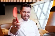 Titel: Mein Lokal, Dein Lokal;
Person: Mike Süsser;
Copyright: kabel eins/ Stefan Hobmaier;
Fotograf: Stefan Hobmaier;
Bildredakteur: Eva Fleischmann;
Dateiname: 1214321.jpg;
: fuer redaktionelle Zwecke und nur im Rahmen der Programmankuendigung verwendet werden. Spaetere Veroeffentlichungen sind nur nach Ruecksprache und ausdruecklicher Genehmigung der ProSiebenSat1 TV Deutschland GmbH moeglich. Nicht fuer EPG! Verwendung nur mit vollstaendigem Copyrightvermerk. Das Foto darf nicht veraendert, bearbeitet und nur im Ganzen verwendet werden. Es darf nicht archiviert werden. Es darf nicht an Dritte weitergeleitet werden. Bei Fragen: foto@prosiebensat1.com Voraussetzung fuer die Verwendung dieser Programmdaten ist die Zustimmung zu den Allgemeinen Geschaeftsbedingungen der Presselounges der Sender der ProSiebenSat.1 Media SE.;
