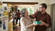 Margie (Margie Kinsky) hat Geburtstag und wird von Sohn Lenny (Leonardo Mockridge) geherzt und beschenkt.