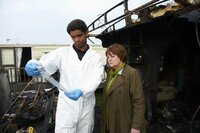 Dr. Marcus Summer (Kingsley Ben-Adir, l.); Vera Stanhope (Brenda Blethyn, r.) Dr. Marcus Summer (Kingsley Ben-Adir, l.); Vera Stanhope (Brenda Blethyn, r.)