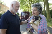 Auch der letzte Sohn hat das Elternhaus in Bonn Endenich verlassen.
Margie (Margie Kinsky) wird von Bill (Bill Mockridge) und Hund Berta (Berta von Suttner) getröstet.