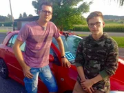 Während der L17-Führerschein-Ausbildung müssen österreichische Jugendliche von Eltern oder Großeltern im Auto begleitet werden. Doch trotz des erwachsenen Beistands läuft nicht immer alles glatt. Diese Erfahrungen machen auch Fahranfänger Sascha (r.) und sein Vater Alexander (l.) ...