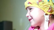 Des cherccheurs étudient l'activité électrique du cerveau de cette petite fille.