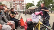 Die Sozialarbeiter von Karuna e.V. helfen.