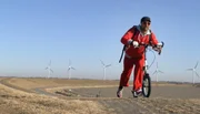 Einsfestival AUF DEM TRETROLLER DURCH DEUTSCHLAND (1/5), "2473 Kilometer in 80 Tagen", am Montag (04.08.14) um 21:55 Uhr.
Kann man Deutschland von der Nordspitze auf Sylt bis zum südlichsten Punkt in Bayern in 80 Tagen auf dem Tretroller durchqueren? DW-Reporter Michael Wigge will es wissen und ist mit Kamera und Tretroller unterwegs.